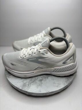 Size 9.5 - Brooks Adrenaline GTS 23 White Oyster W